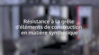 Vidéo : Résistance à la grêle des éléments de construction en matière synthétique lors d'un essai avec le canon à grêle à la Swissbau 2018.