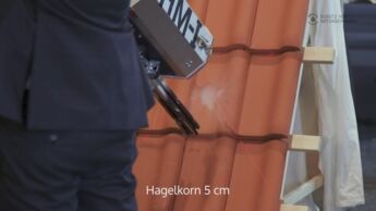 Vidéo :Résistance des tuiles à la grêle testée avec le canon à grêle à la Swissbau 2018